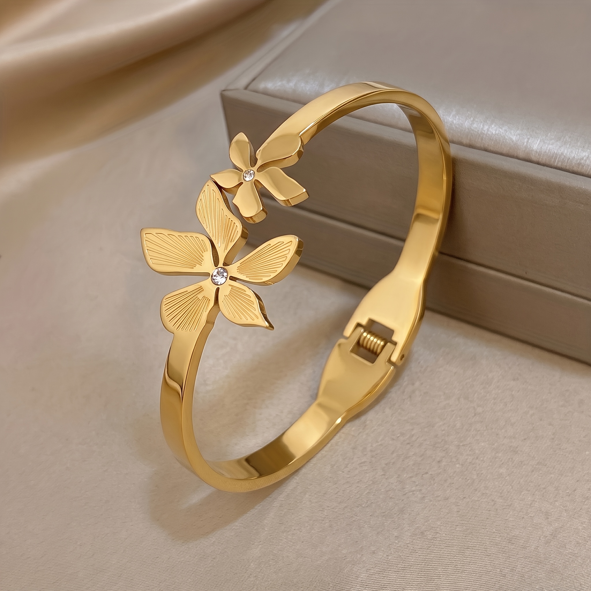 2pcs Unisex 18K Golden Plated Bangle Set, Urban Fashion Style